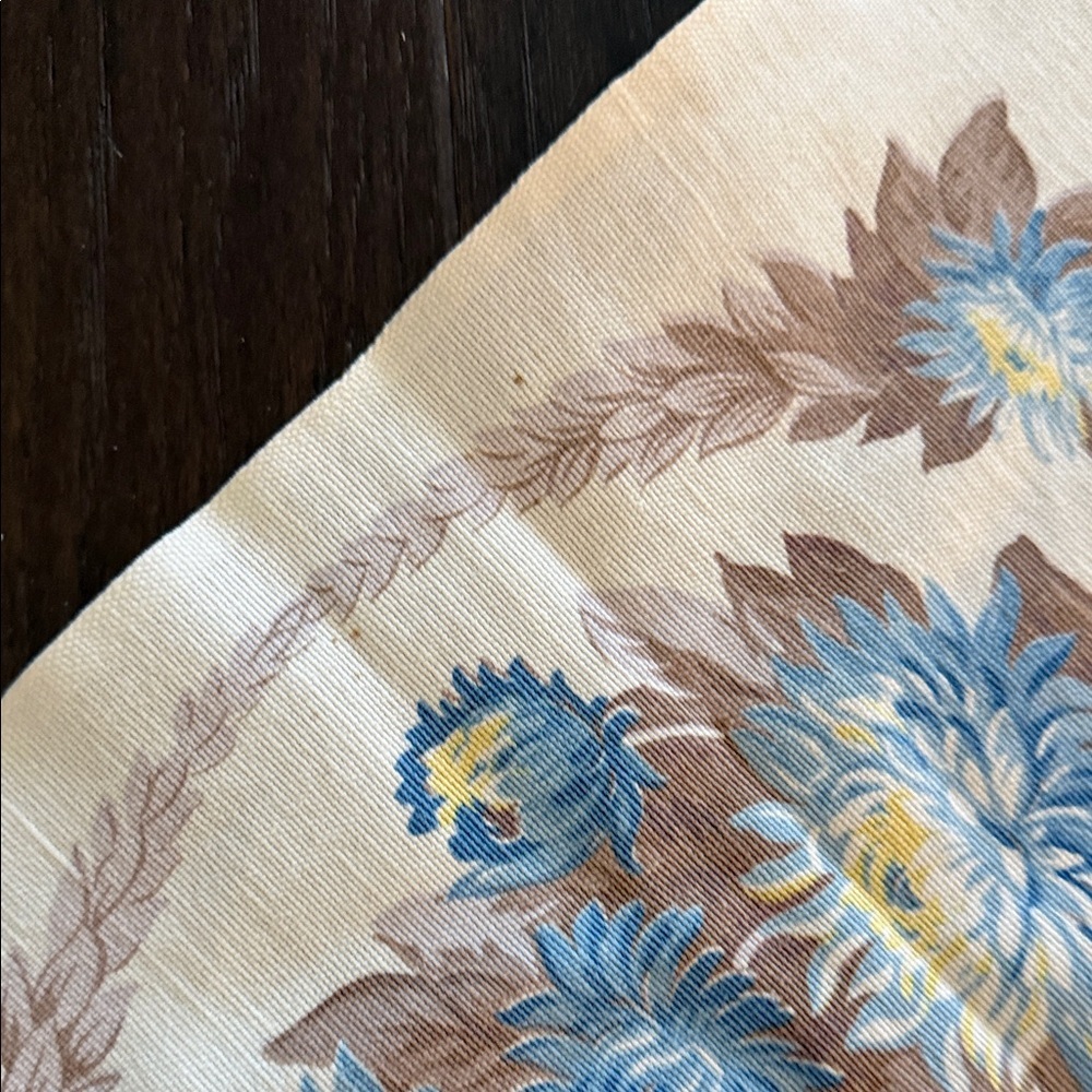 Chic Floral Table Linen in Blue and Cream - Picture 6 of 8